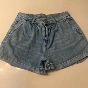 American Eagle Pleated Cuffed Denim
Mom Shorts size 8